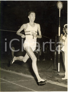 1953 LONDON White City Stadium - Gordon PIRIE at City Charity Athletics Contest Fotografia d'epoca con didascalia coeva al verso. CONDIZIONI: POOR (varie sovraimpressioni; piegatura all'angolo inferiore destro; lievi difetti di stampa) FORMATO: 15x20 cm originale e autentica 1